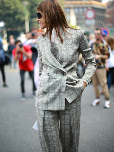 Carine Roitfeld nous convaincrait presque de nous essayer au costume  carreaux...