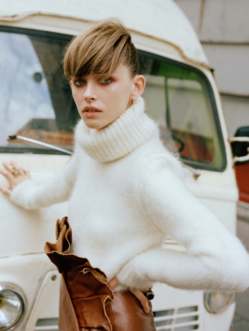 Pull duveteux blanc + mini jupe en cuir vieilli marron = le bon mix