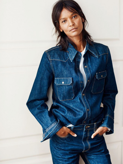 Port avec dcontraction, le total look denim ne manque pas de fashion appeal