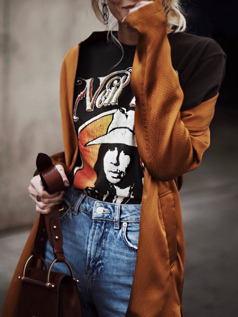 On ne se lasse pas de la confrontation entre veste chic et tee-shirt esprit vintage