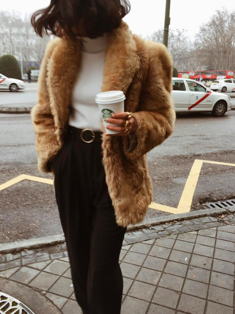Rien de tel qu'une veste en fausse fourrure pour rchauffer le duo sous pull/pantalon large taille haute !