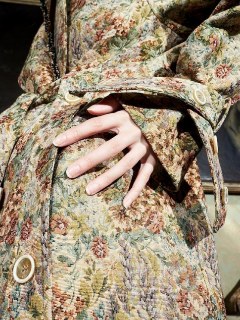 Et si on oubliait un temps les blazers prince de Galles pour se mettre au trench tapisserie ?