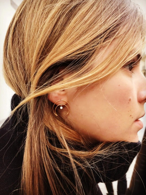  l're des maxi boucles d'oreilles, un peu de dlicatesse est apprciable...