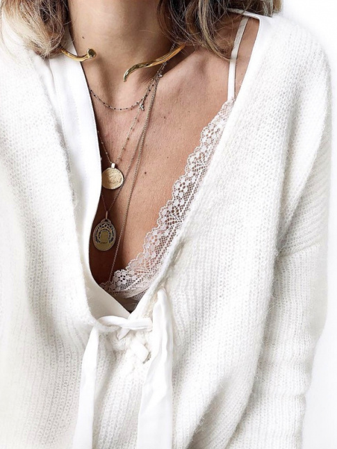 Douceur + dentelle + bijoux fins = le bon mix