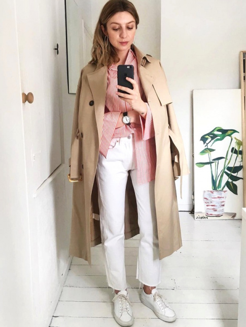Jean droit blanc 7/8 + chemise  rayures roses + trench camel = le bon mix
