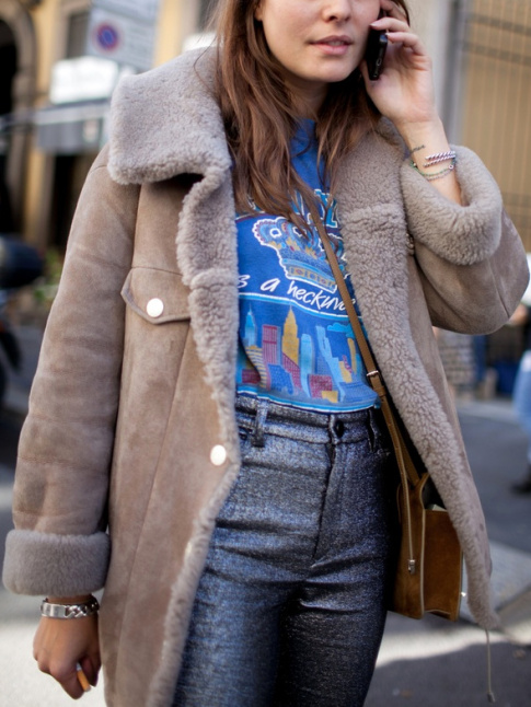 Peau laine + tee-shirt vintage = le bon mix
