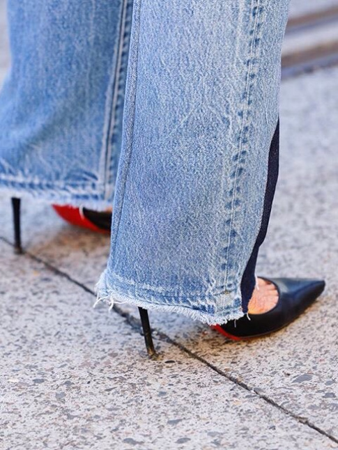 Jean large droit + escarpins = le bon mix
