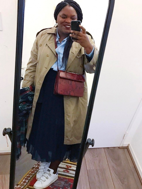 Trench + jupe plisse mi-longue + baskets = le bon mix