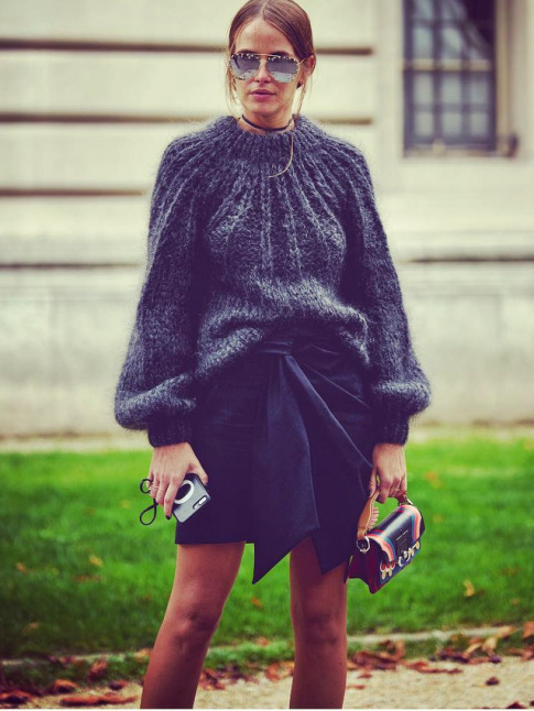 Pull oversize + mini sac = le bon mix