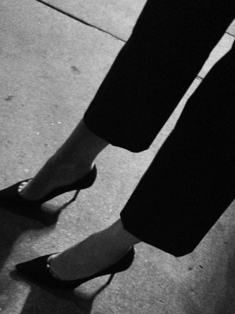 Talons aiguilles + pantalon de smoking 7/8 = le bon mix