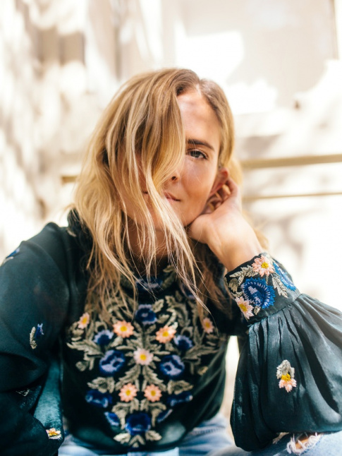 Bouder le blanc permet  la blouse folk de sortir du clich