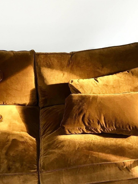 Entre velours mordor et volume ultra confortable, ce canap invite  la paresse...