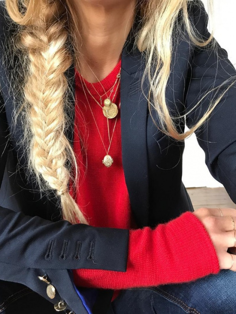 Blazer bleu marine + pull rouge + longue tresse blonde = le bon mix