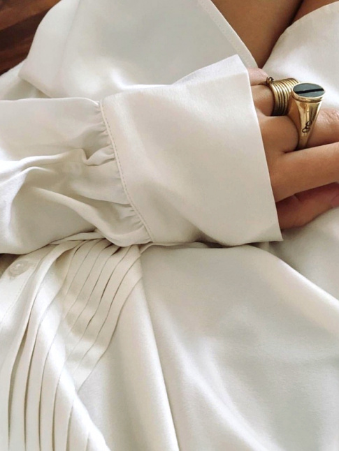 Long poignet de chemise + bagues imposantes = le bon mix