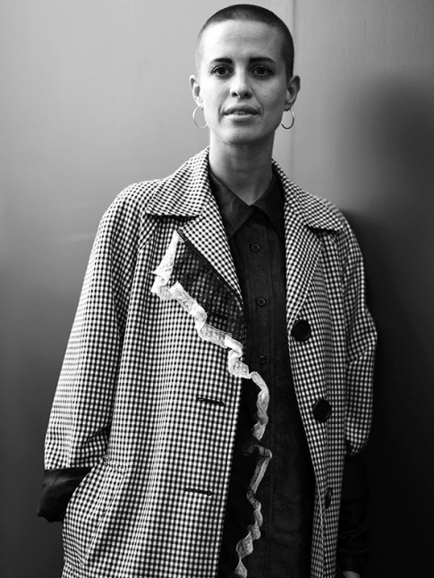 Entre croles et manteau sophistiqu, cette jeune femme sait parfaitement tirer parti de sa coupe ultra courte !