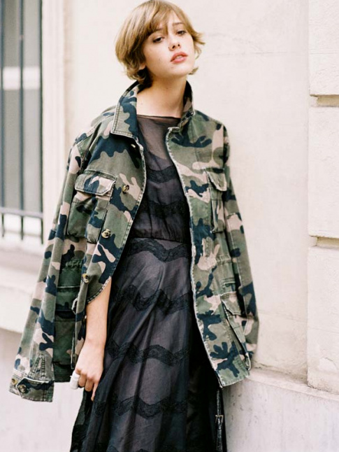 Robe de bal + veste camouflage = le bon mix