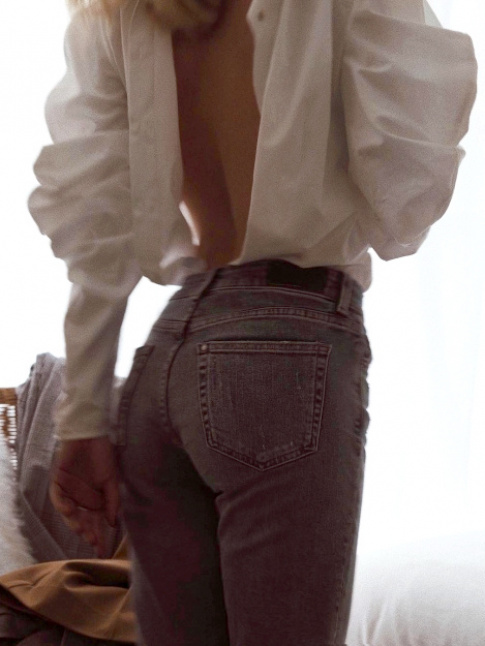 La chemise dboutonne porte  l'envers, ou le parfait dos nu improvis !