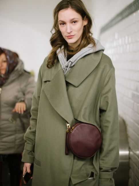 Maxi imper kaki + petit sac circulaire bordeaux + sweat gris = le bon mix