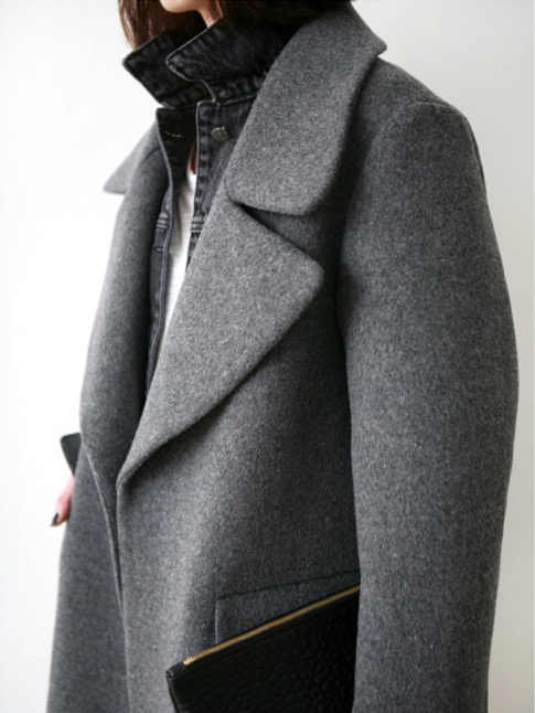 Manteau masculin gris + veste en jean noir dlav + tee-shirt blanc = le bon mix
