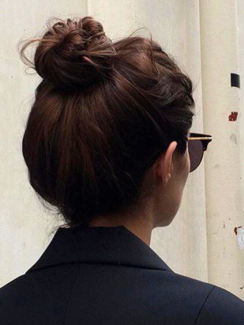 Difficile de faire plus romantique que le chignon haut lgrement flou...