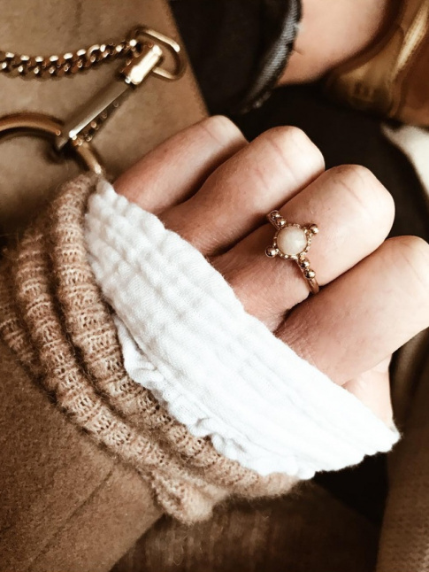 Maille camel + blouse blanche + fine bague dore = le bon mix