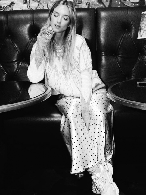 Pull-over + longue jupe  pois + baskets = le bon mix