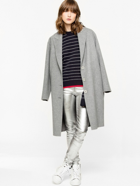 Rien de tel qu'une touche d'argent pour dynamiser un look casual !