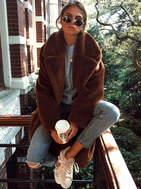 Le manteau en fausse fourrure marron, le vtement doudou du moment