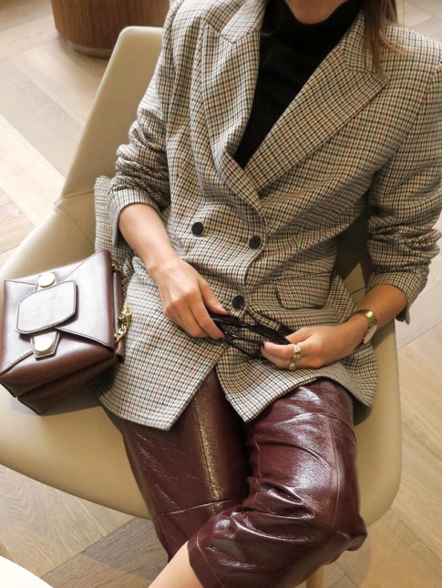 Blazer masculin  carreaux cossais + pantalon en cuir = le bon mix