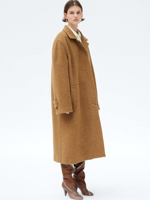 Ample et long manteau camel + bottes fronces marron + boucles d'oreilles dores = le bon mix