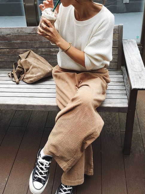 Le pantalon large en velours ctel, la caution cool et chaleureuse des looks du moment !
