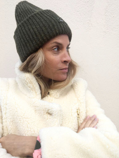 Maxi bonnet + manteau en laine effet peau de mouton = le bon mix