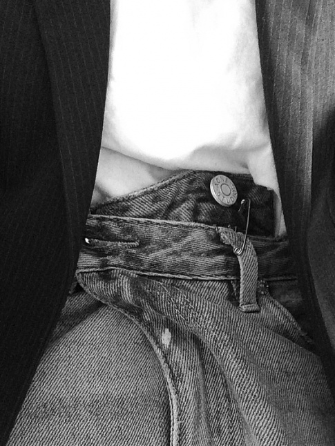 Le jean trop grand, ou comment rinventer le jean taille haute en mode DIY