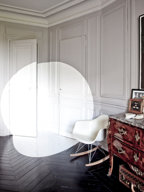 Chaise design + meuble ancien = le bon mix