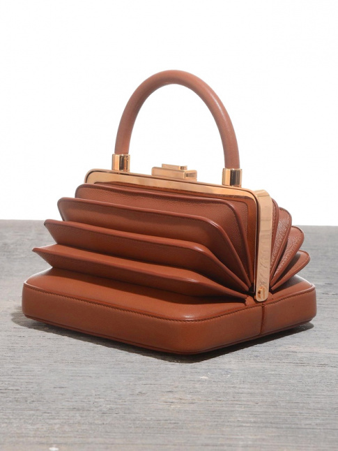 Avec sa dgaine de lunch box accordon, ce petit sac cognac a le mrite de sortir de l'ordinaire