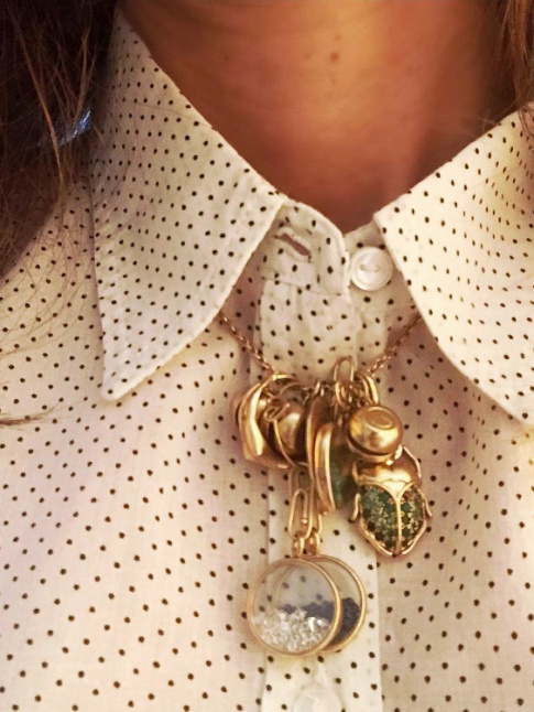 Oui  l'accumulation de pendentifs gri-gri !