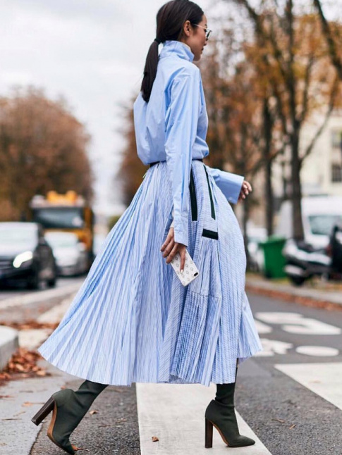 Mlant bleu ciel et longueur plisse, cette robe chemise a tout bon !