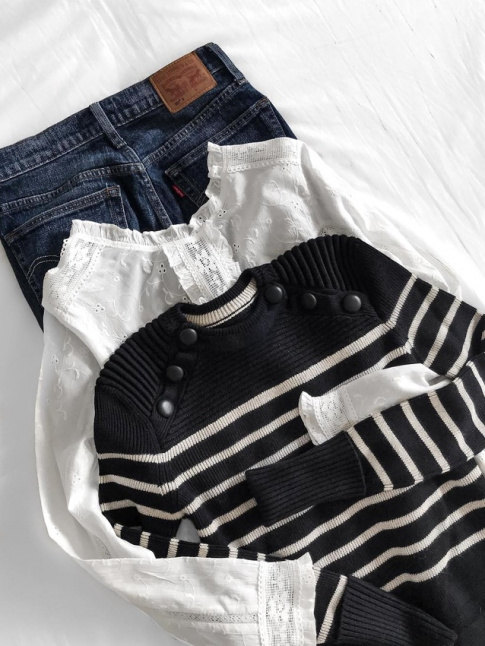 Pull marinire et blouse en dentelle font partie de ces vtements faits pour vivre ensemble