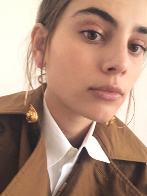 Rien de tel qu'une paire de no boucles d'oreilles dores pour twister le duo trench/chemise blanche