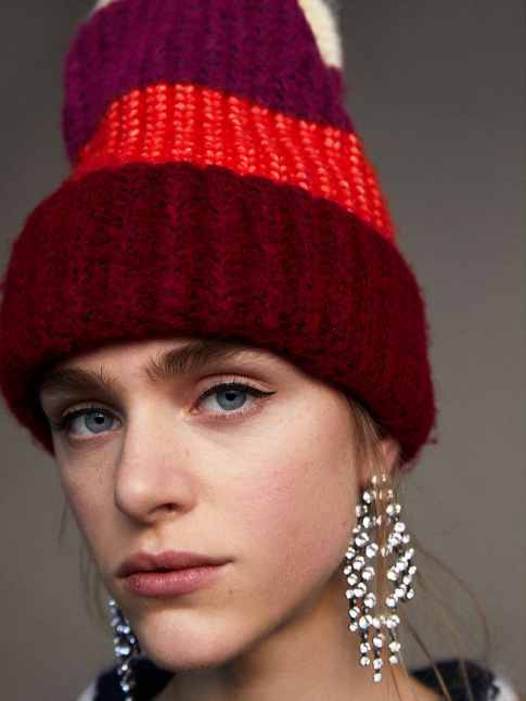 Maxi bonnet + boucles d'oreilles chics = le bon mix
