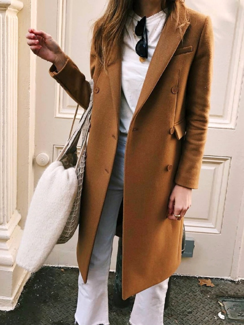 Rien de tel qu'un pardessus caramel pour rchauffer un total look blanc !