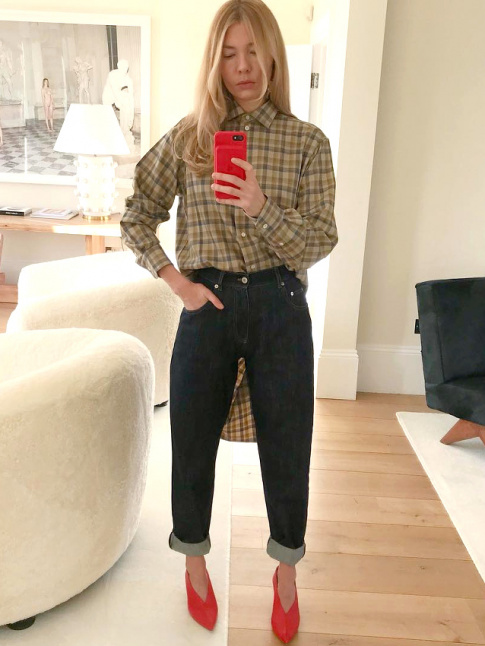 Il suffit parfois d'une paire d'escarpins rouges et d'un jean roulott pour twister un look !