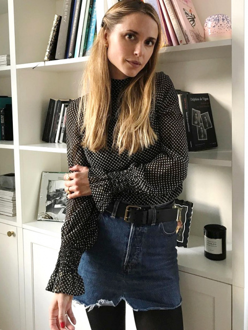 Blouse  pois + mini jupe en jean = le bon mix