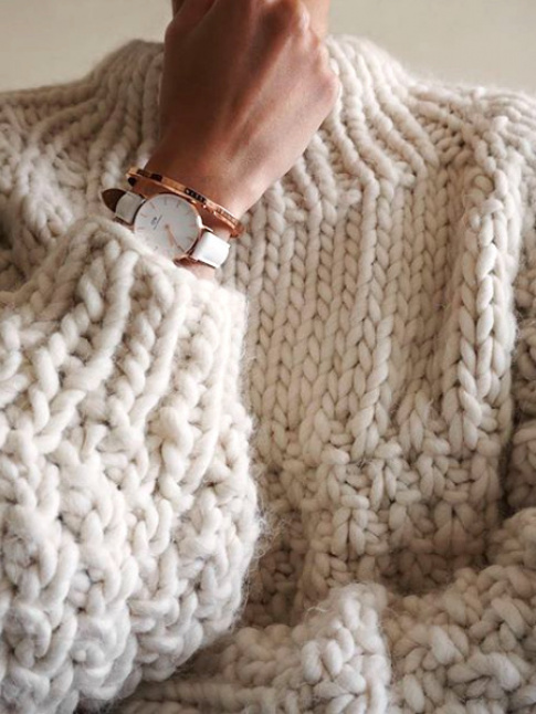 Toujours penser  adjoindre de dlicats bijoux  ses gros pulls tricots main...