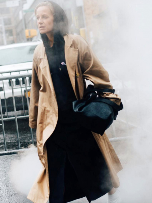 Trench + sweat  capuche = le bon mix