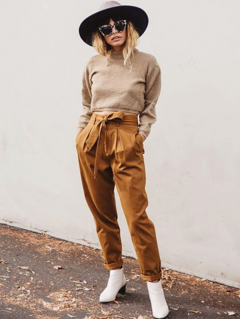Un combo de teintes classiques incite  twister volumes et dress code