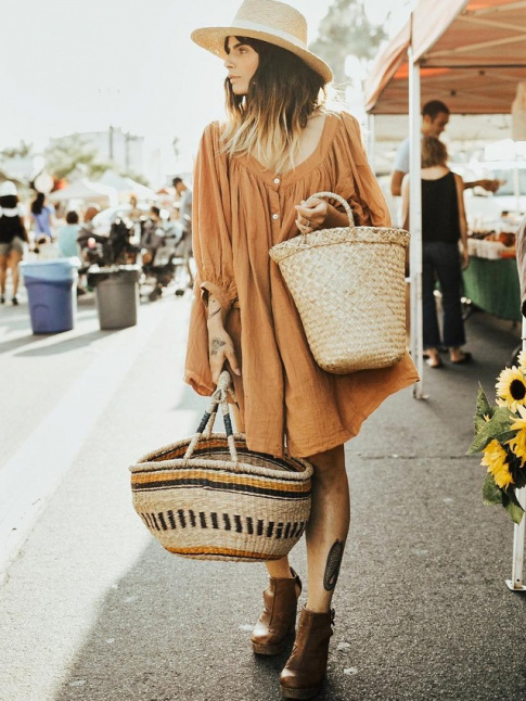 Note pour le printemps : mixer ample robe courte en coton et boots en cuir marron