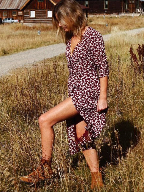 Robe fleurie bordeaux + boots fauve = le bon mix