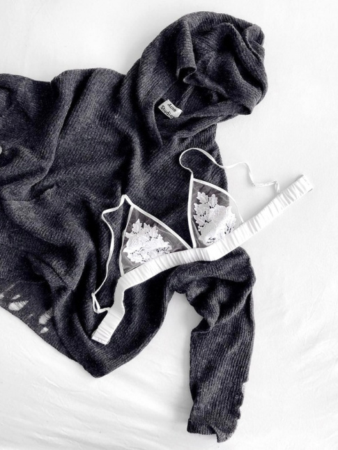 Pull-over cosy unisexe + lingerie dlicate = le bon mix