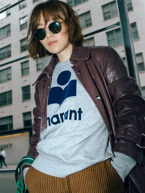 Trench en cuir + sweat esprit rtro + pantalon large en velours = le bon mix